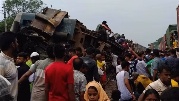 Tàu hỏa đâm nhau tại Bangladesh, hơn 100 người thương vong