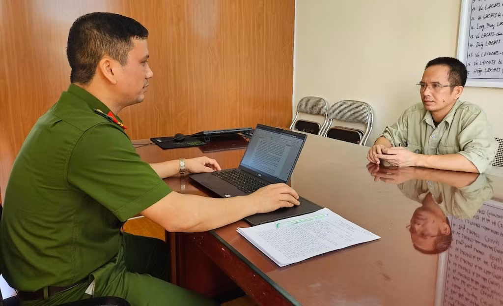 Khởi tố 2 đối tượng phát tán số lượng lớn tin nhắn đánh bạc, mại dâm qua mạng -0