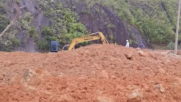 Xử lý hơn 6 nghìn khối đất, đá sạt lở, thông đường Hồ Chí Minh qua Thừa Thiên Huế