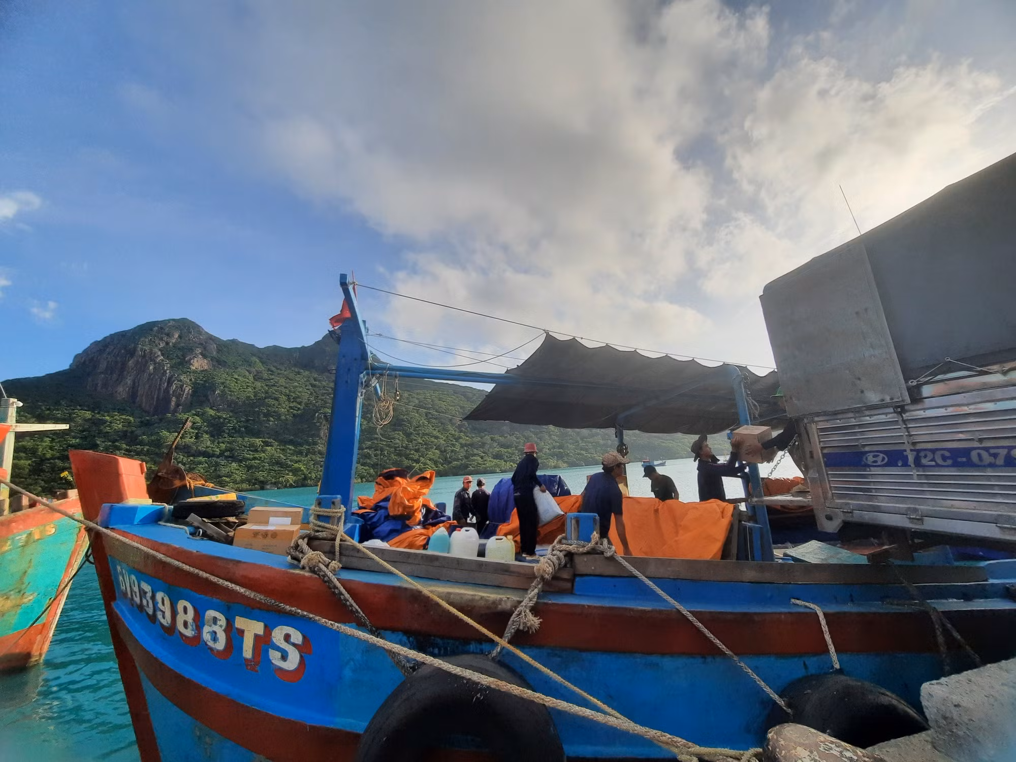 Muôn màu cuộc mưu sinh nơi đảo xa -0