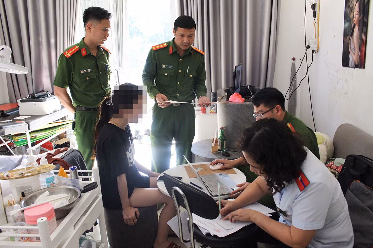 Cơ sở thẩm mỹ đang tiêm căng bóng da “chui” cho khách -0