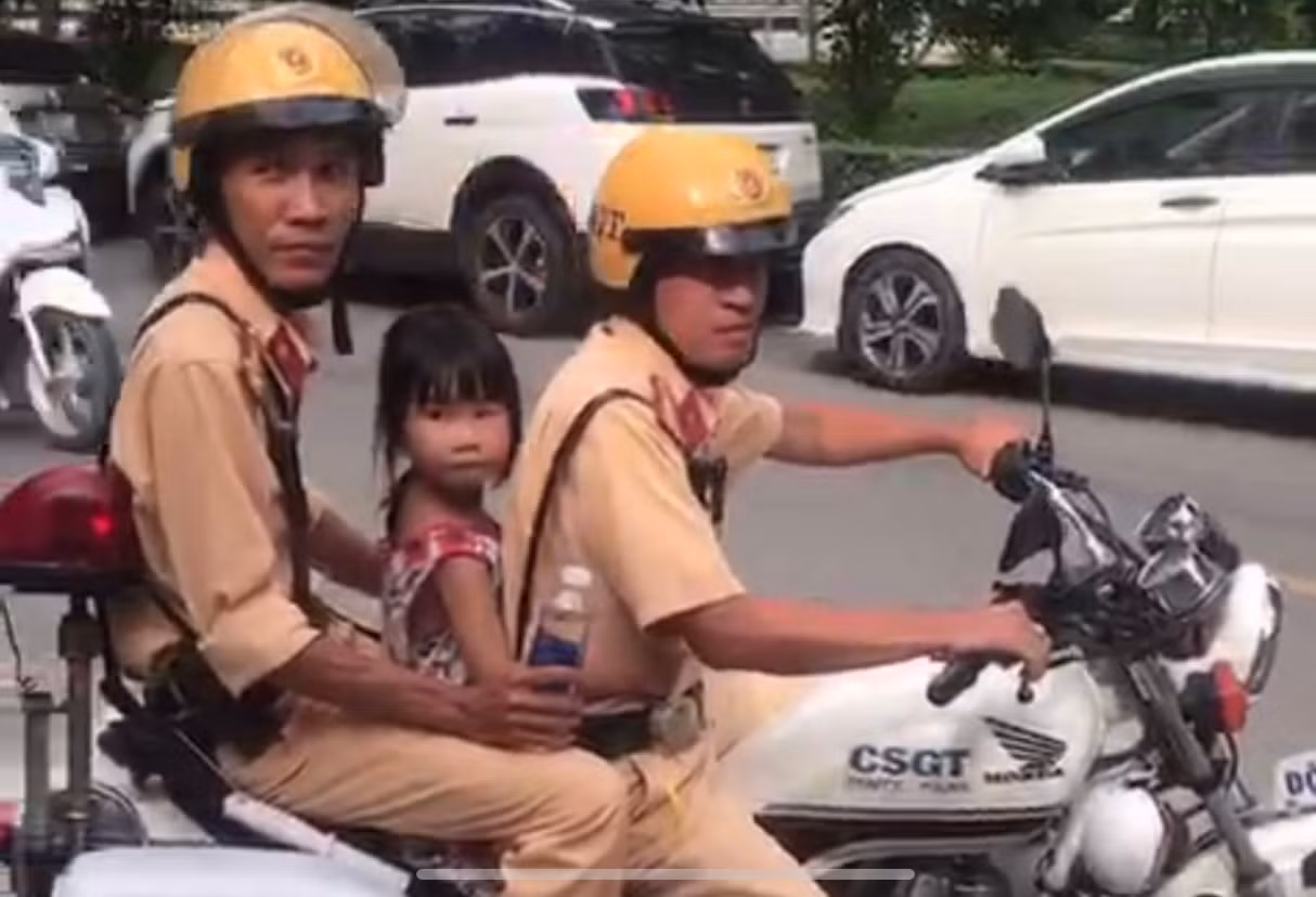 Bé gái 6 tuổi bị lạc 20km được tổ CSGT phát hiện đưa về gia đình -0