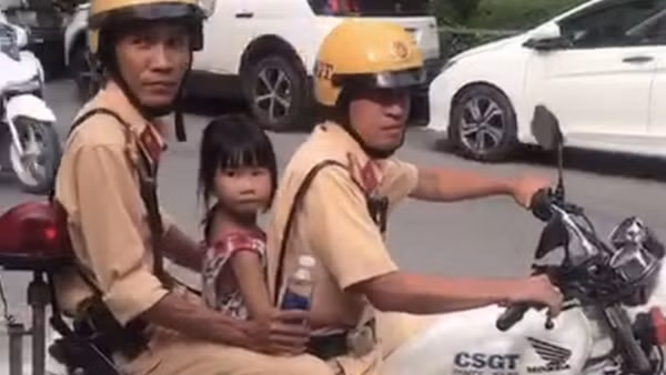 Bé gái 6 tuổi bị lạc 20km được CSGT đưa về nhà