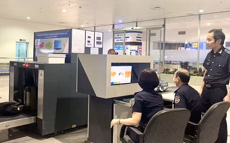 Buôn lậu qua Cảng hàng không Tân Sơn Nhất diễn biến ngày càng phức tạp -0