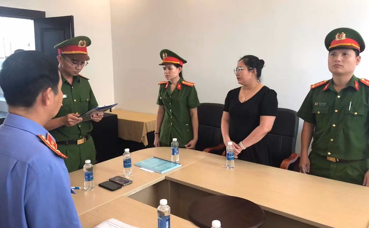 Nữ giám đốc hai công ty du lịch bị bắt về tội trốn thuế -0