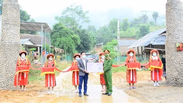 Vị già làng mang sắc phục Công an ở Thượng Minh