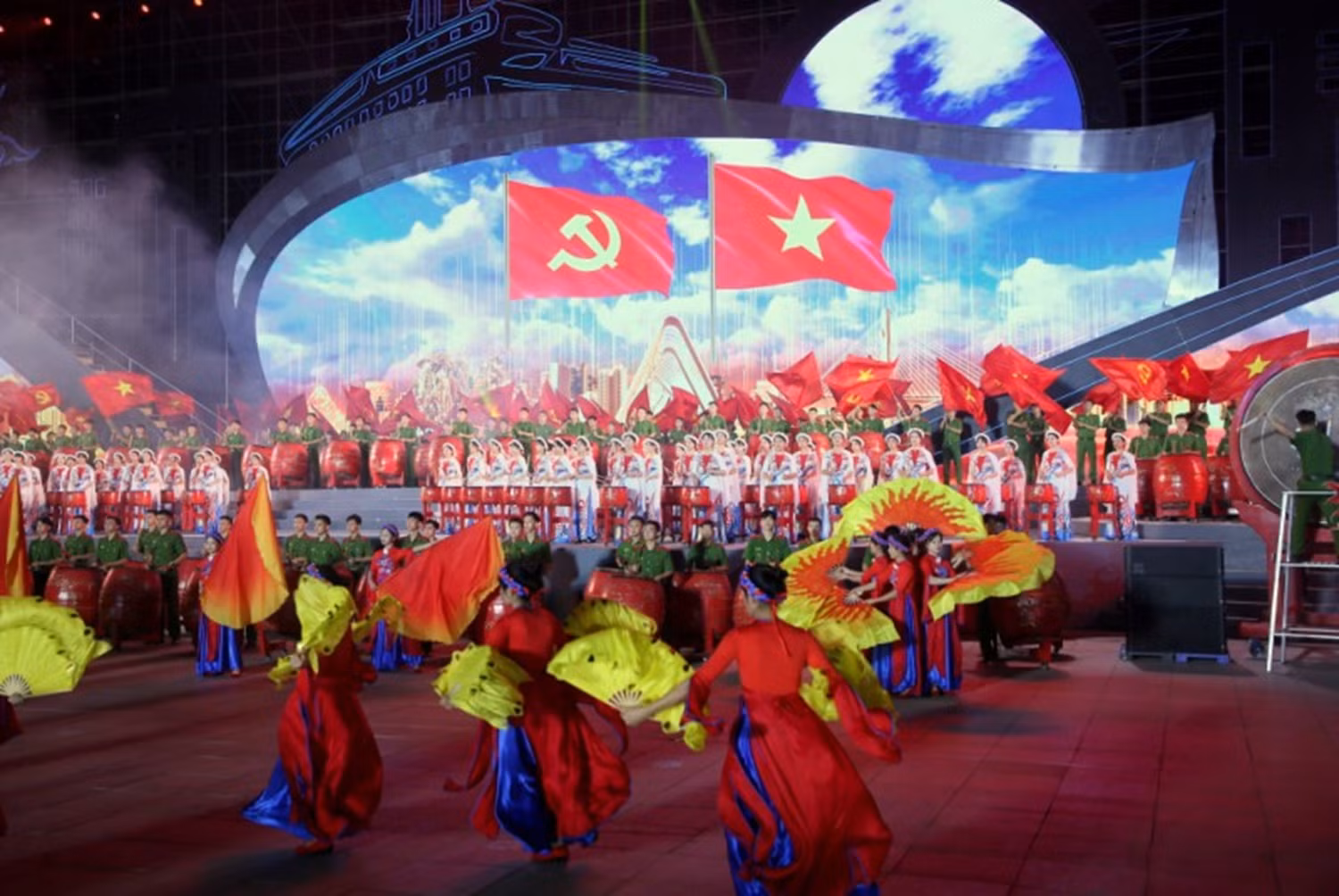 Chủ tịch nước Võ Văn Thưởng dự Lễ kỷ niệm 60 năm Ngày thành lập tỉnh Quảng Ninh -0