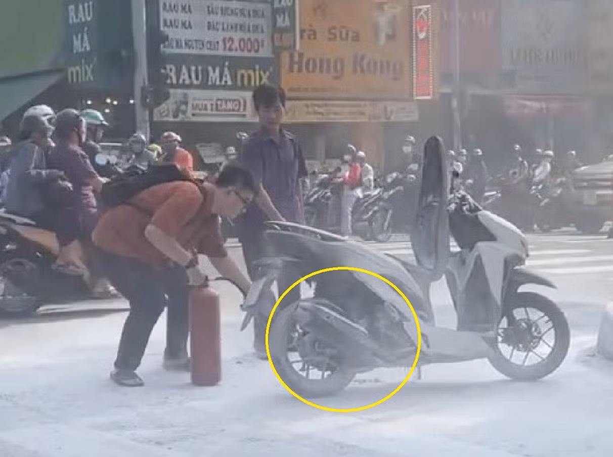 Cứu kịp thời xe tay ga đang chạy...bỗng dưng bốc cháy -0