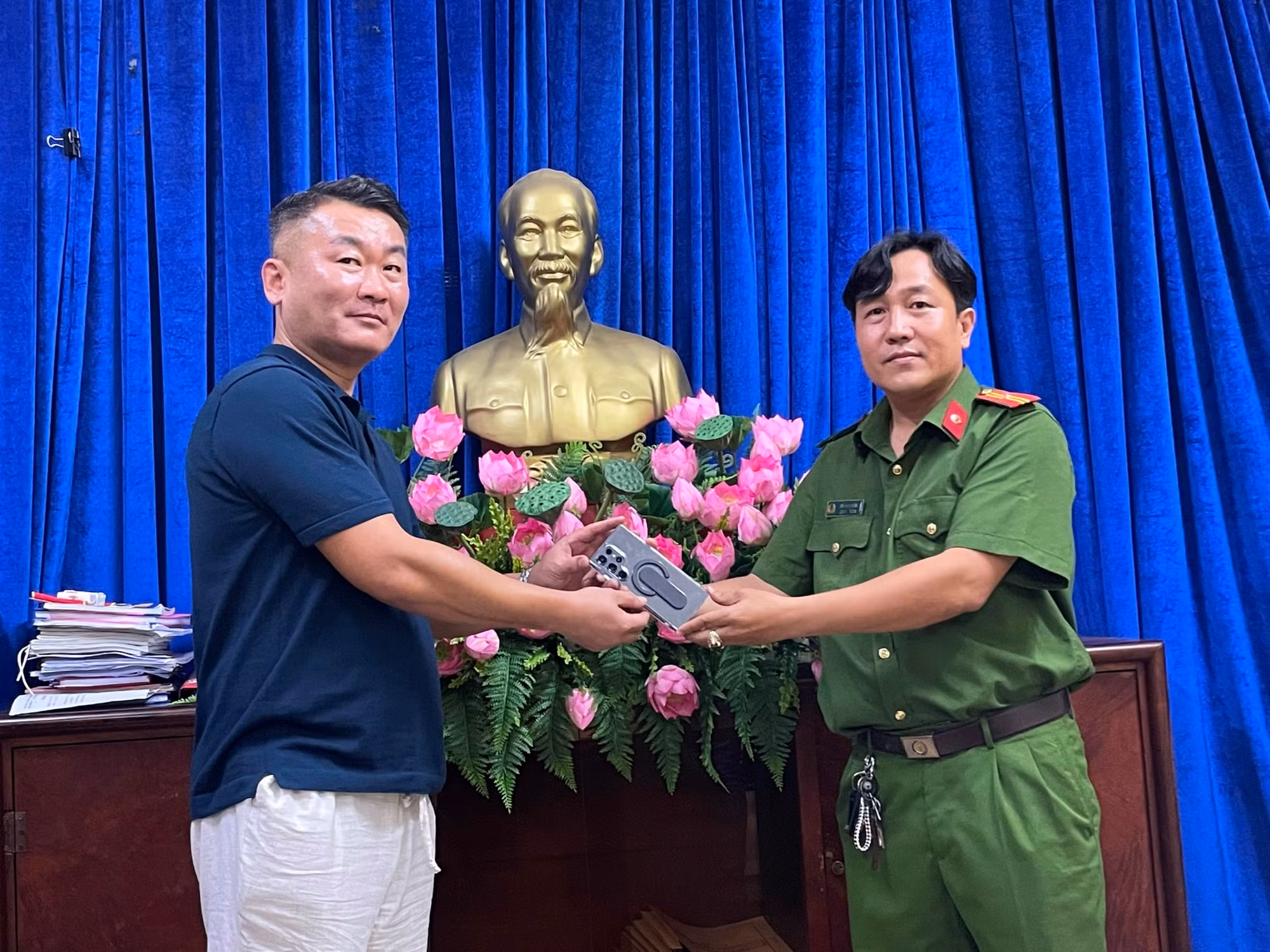 Trao trả tài sản cho người nước ngoài bị cướp giật -0