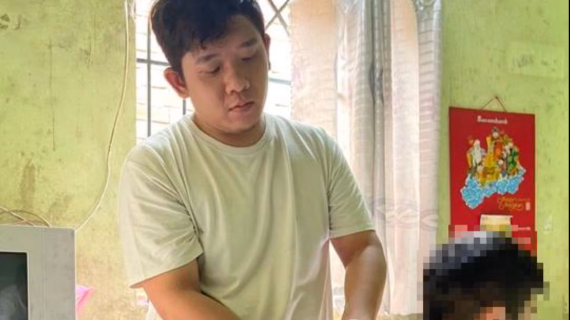 Tạm giữ hình sự người cha nhiều lần hành hạ con ruột -0