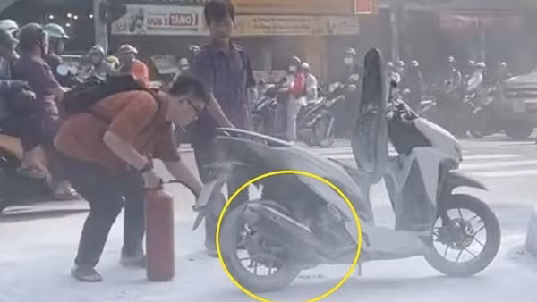 Xe tay ga đang chạy bỗng dưng bốc cháy