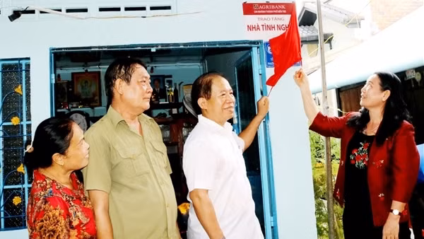 Agribank Bến Tre tài trợ 40 căn nhà tình nghĩa, 2 xe cứu thương cho tỉnh Bến Tre
