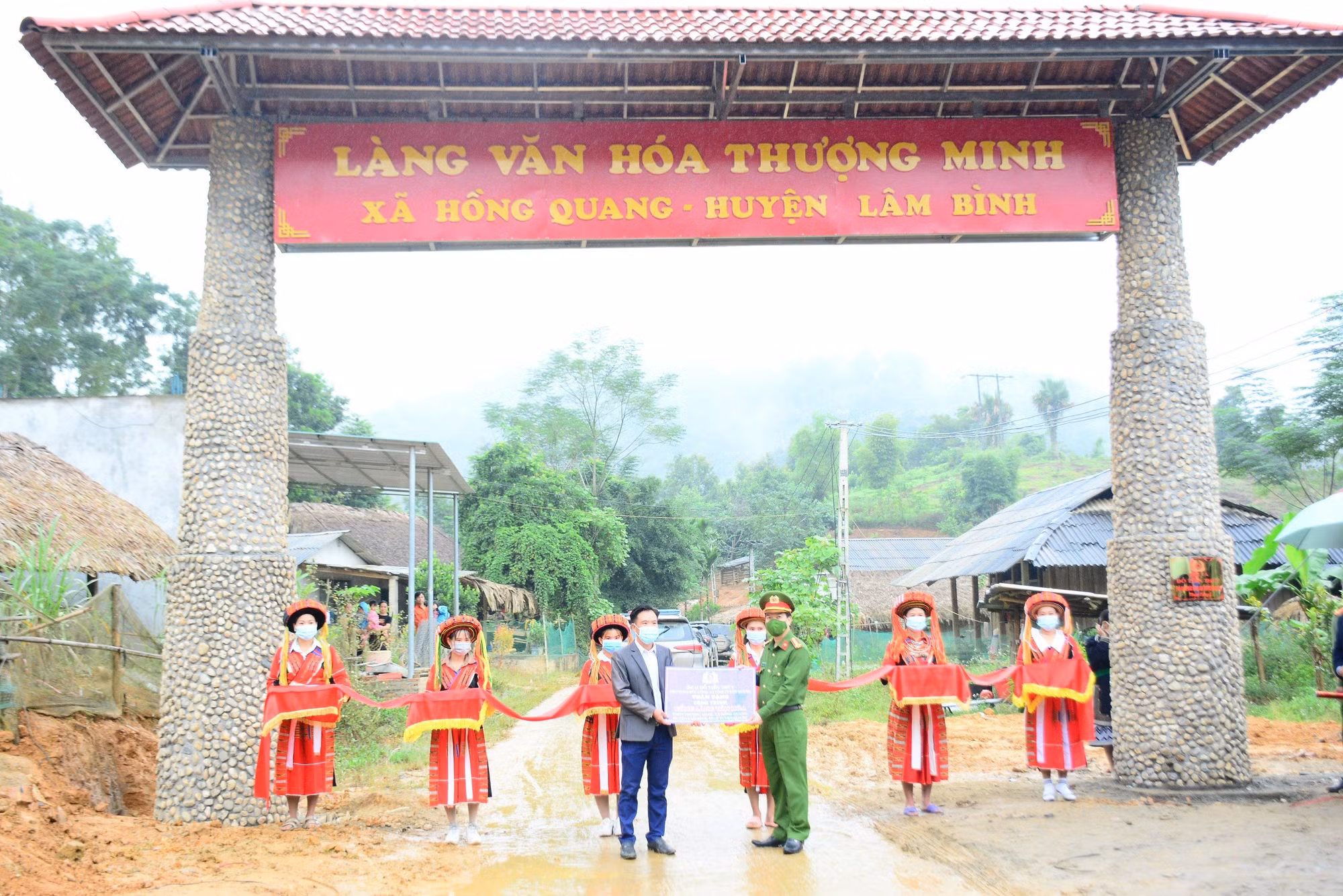 Vị già làng mang sắc phục Công an ở Thượng Minh -0