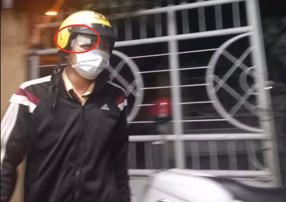 Bực tức vì bị giữ xe, lấy đá ném CSGT rồi chui vào bụi rậm lẩn trốn -0