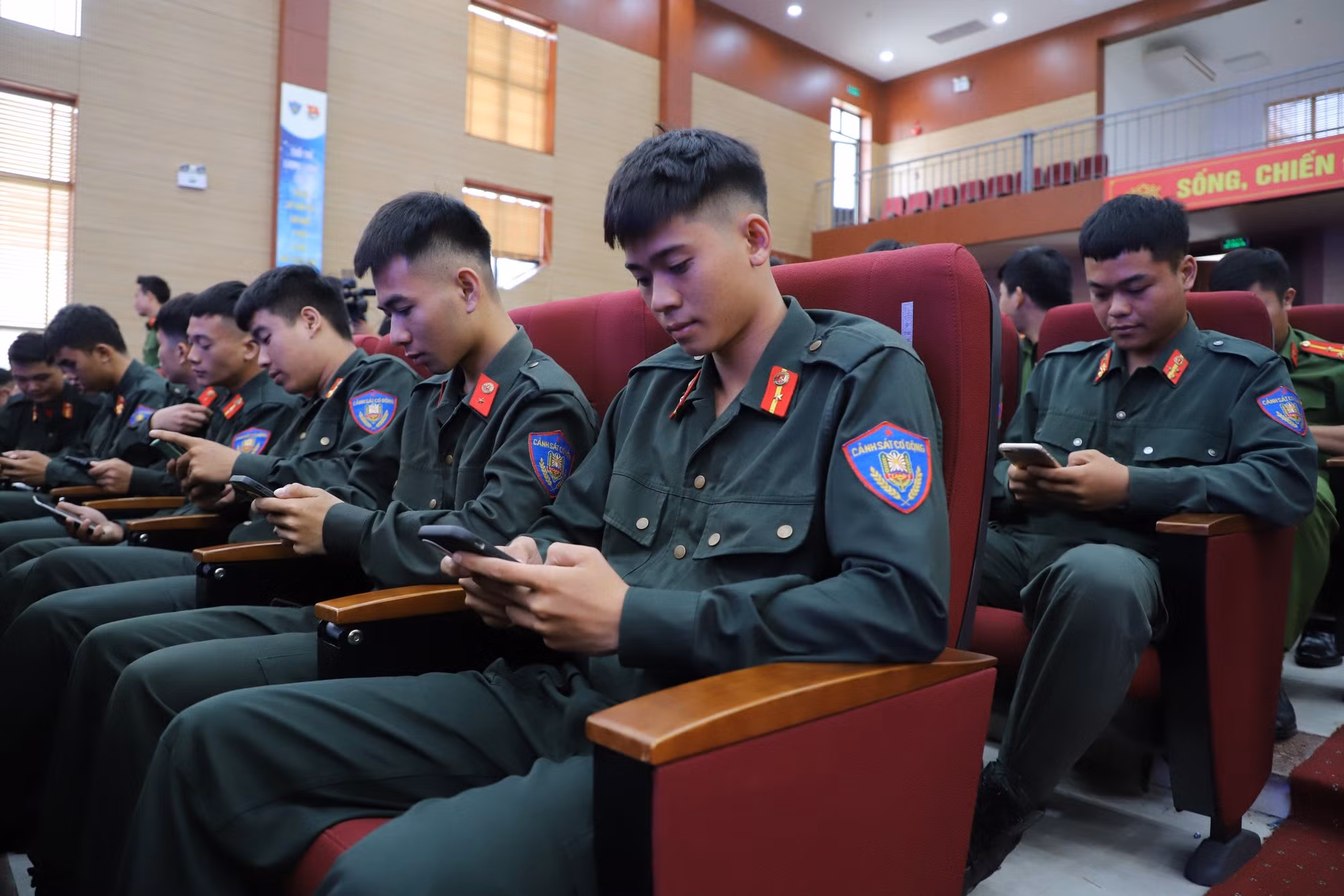 Phát động thi tìm hiểu Luật Cảnh sát cơ động hướng tới kỷ niệm 50 năm ngày truyền thống -2