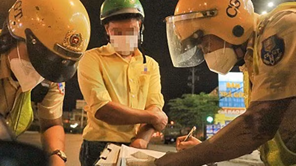 Lập nhóm mạng xã hội để “báo chốt” vi phạm giao thông: Cần mạnh tay xử lý