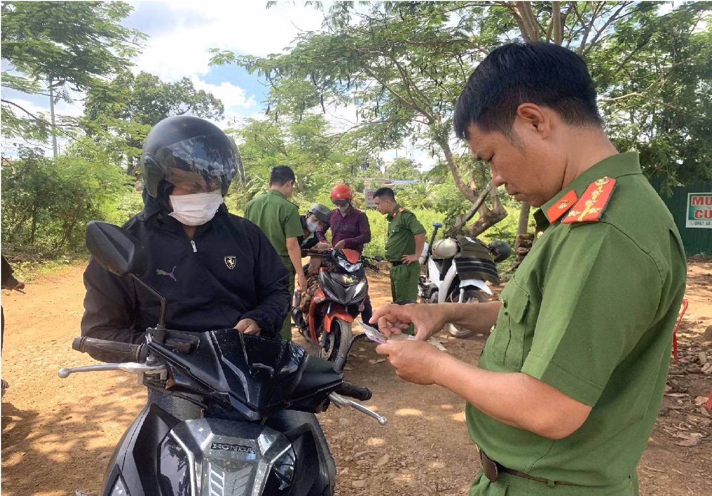 Cử tri Đắk Lắk kiến nghị tăng cường Công an về cơ sở sau vụ khủng bố -0
