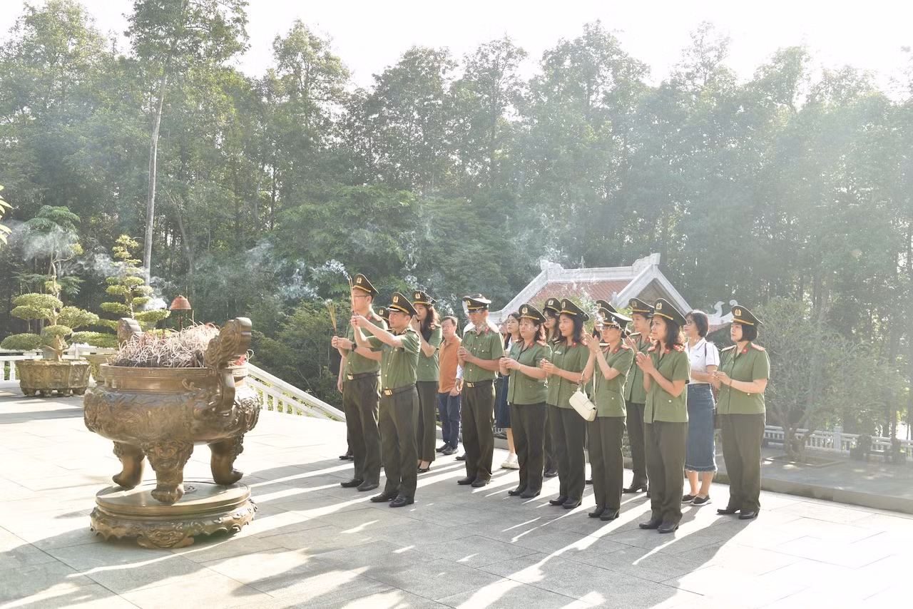 Hội Phụ nữ Cục An ninh mạng và Phòng, chống tội phạm báo công dâng Bác tại Khu Di tích K9 -2