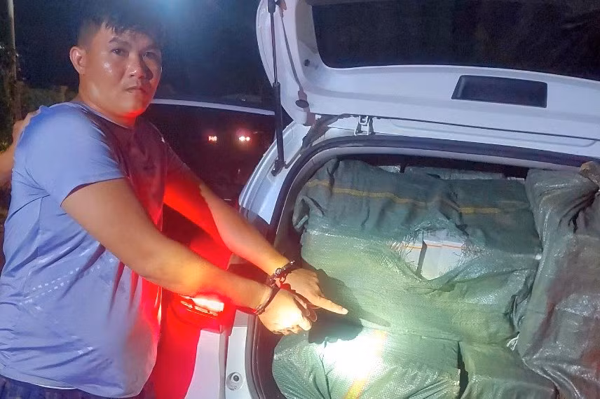 Vứt xe ô tô cùng 10 ngàn gói thuốc lá lậu trên đường rồi chui vào lùm cây lẩn trốn -0
