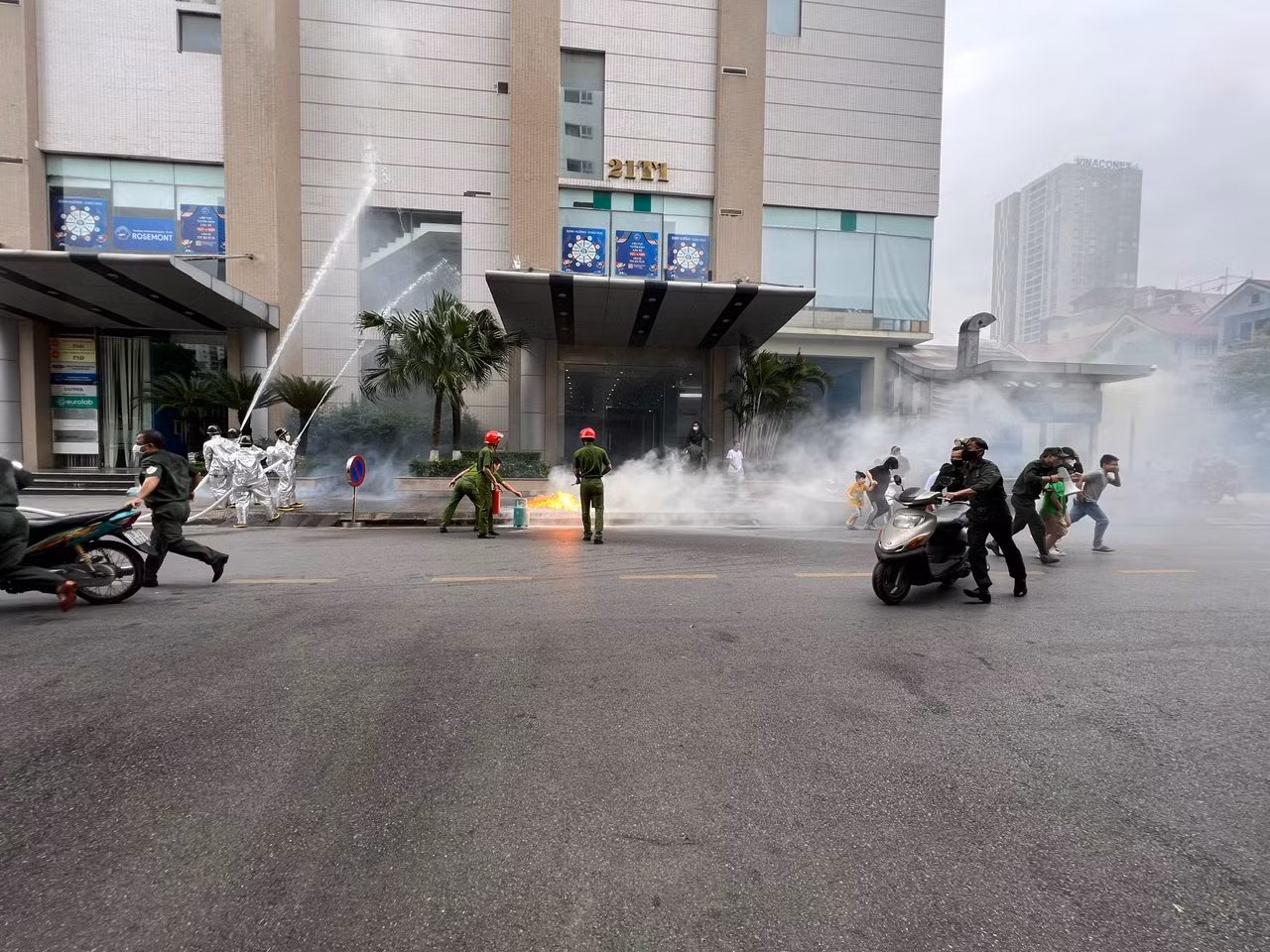 Huy động nhiều lực lượng tham gia diễn tập chữa cháy, cứu nạn cứu hộ ở Hapulico Complex -0