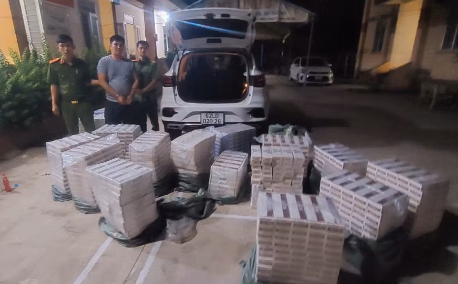 Vứt xe ô tô cùng 10 ngàn gói thuốc lá lậu trên đường rồi chui vào lùm cây lẩn trốn -0