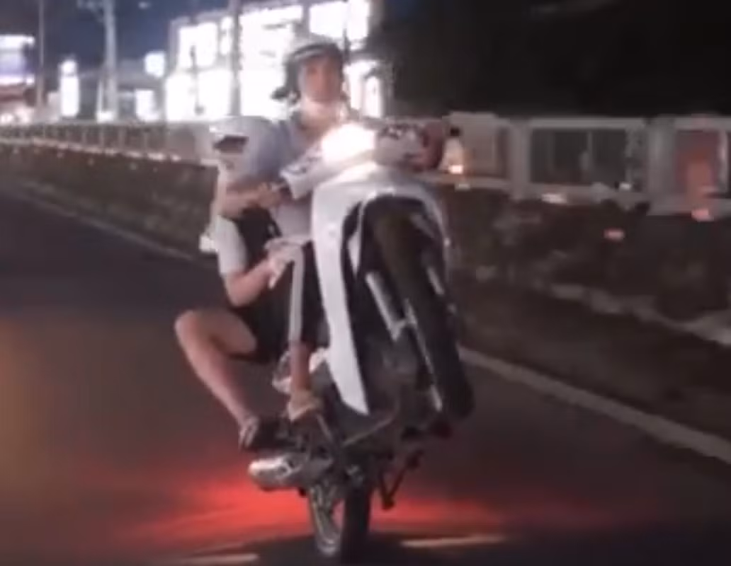 Nhóm thanh niên chạy xe một bánh 