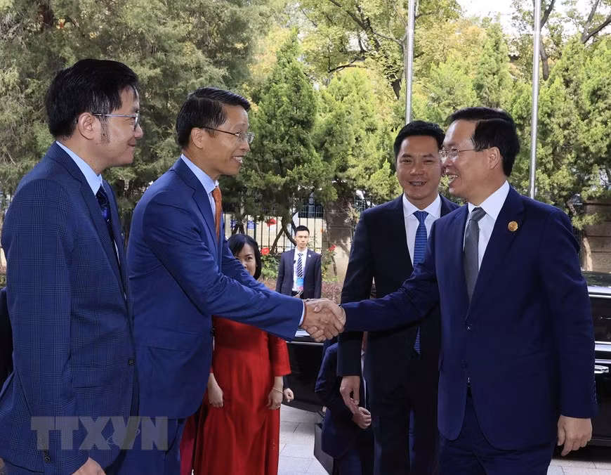 Chủ tịch nước gặp gỡ cán bộ cơ quan ngoại giao Việt Nam tại Trung Quốc -0