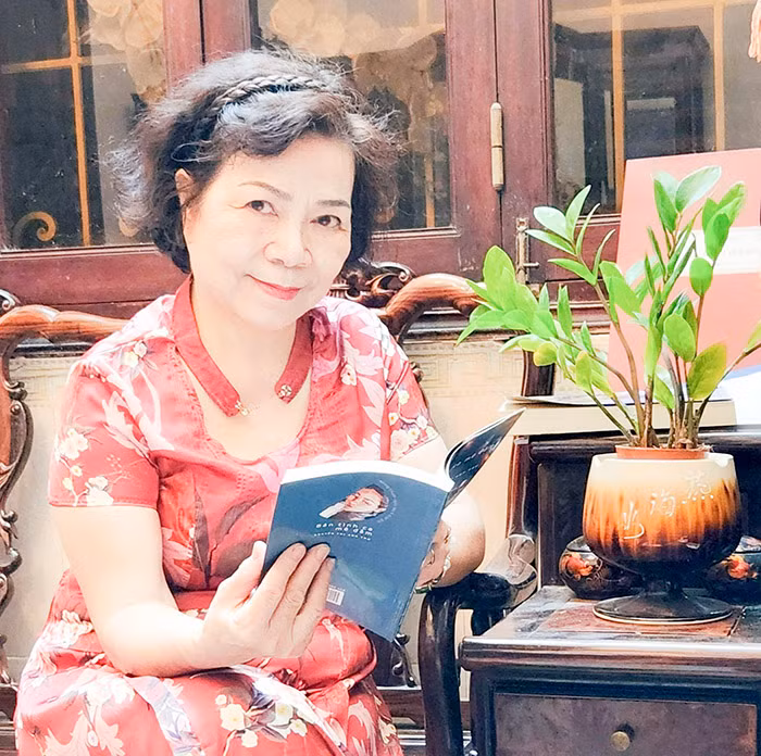 Nhà văn Nguyễn Thị Anh Thư: Cây bút nữ lịch lãm và hài hước -1