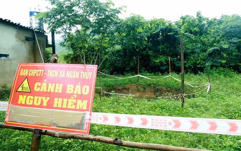 Xuất hiện “hố tử thần” sâu 12m trong vườn một hộ dân -0