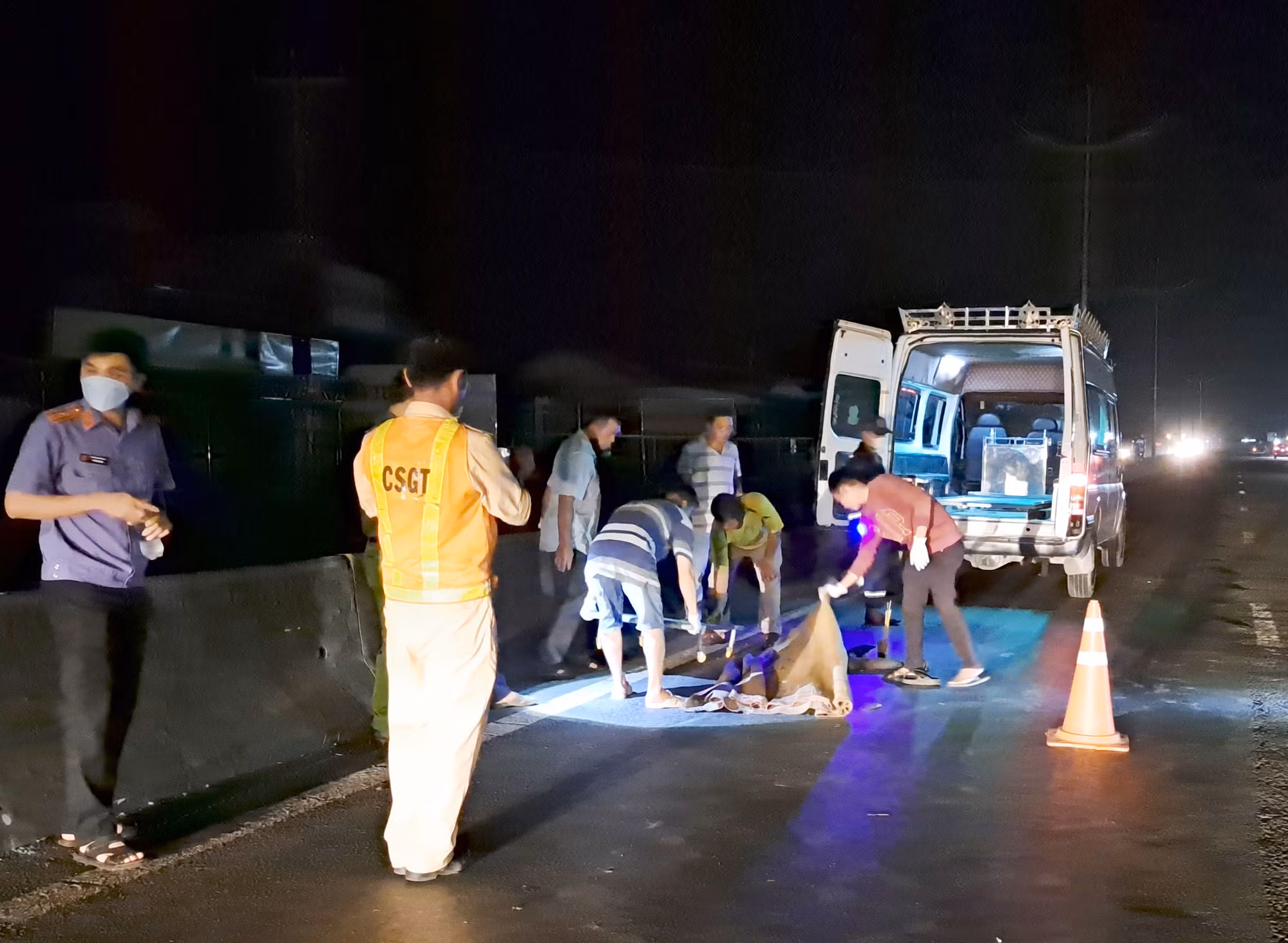 Làm rõ vụ người đàn ông đi xe máy tử vong trên đường dẫn cao tốc -1
