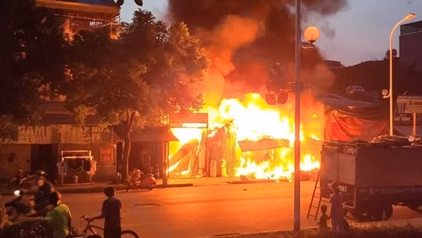 Hà Nội: Nghi nổ bình gas trong khi hàn xì, 3 người tử vong