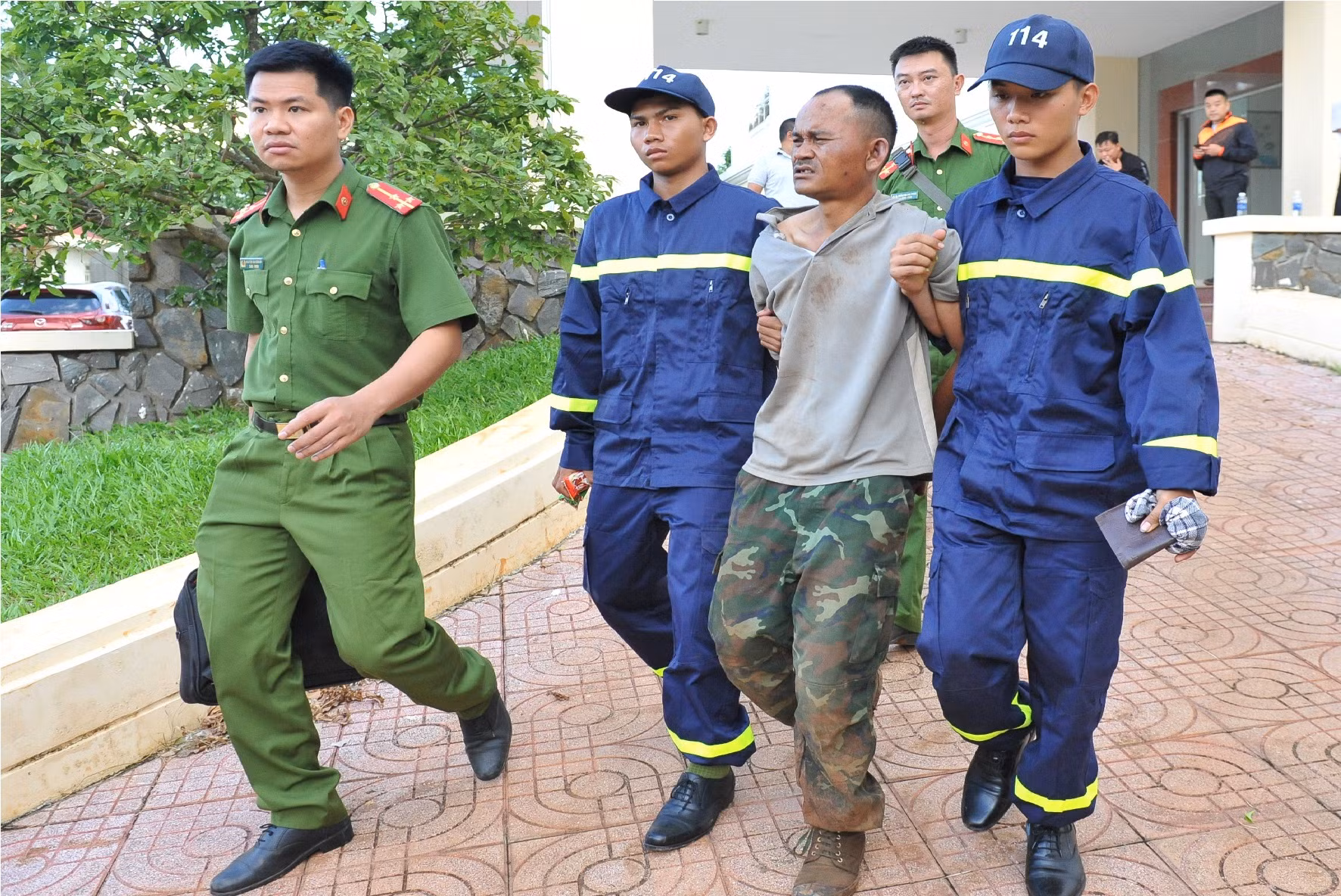 Cử tri Đắk Lắk kiến nghị tăng cường Công an về cơ sở sau vụ khủng bố -0