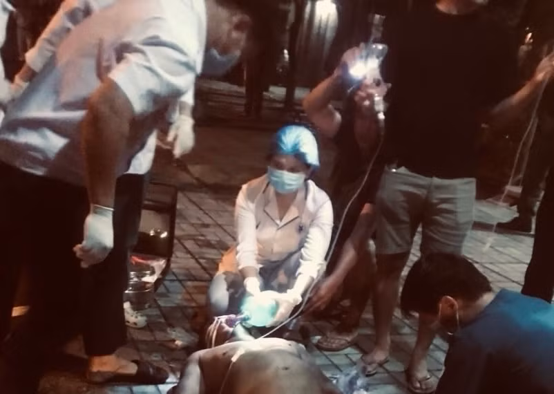 Lực lượng Công an dập lửa cứu người trong ngôi nhà bị cháy -0