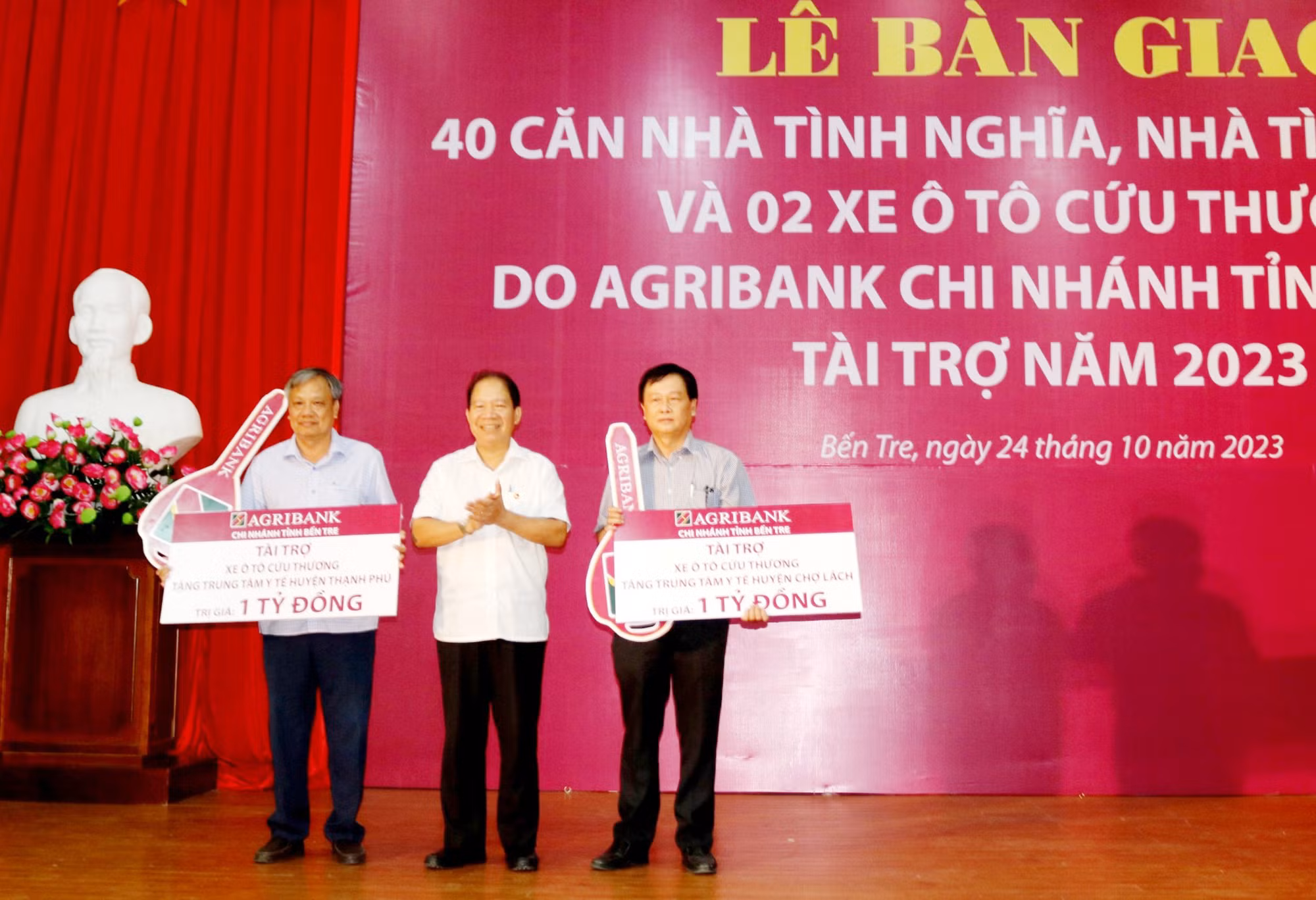 Agribank Bến Tre tài trợ 40 căn nhà tình nghĩa, 2 xe cứu thương cho tỉnh Bến Tre -1