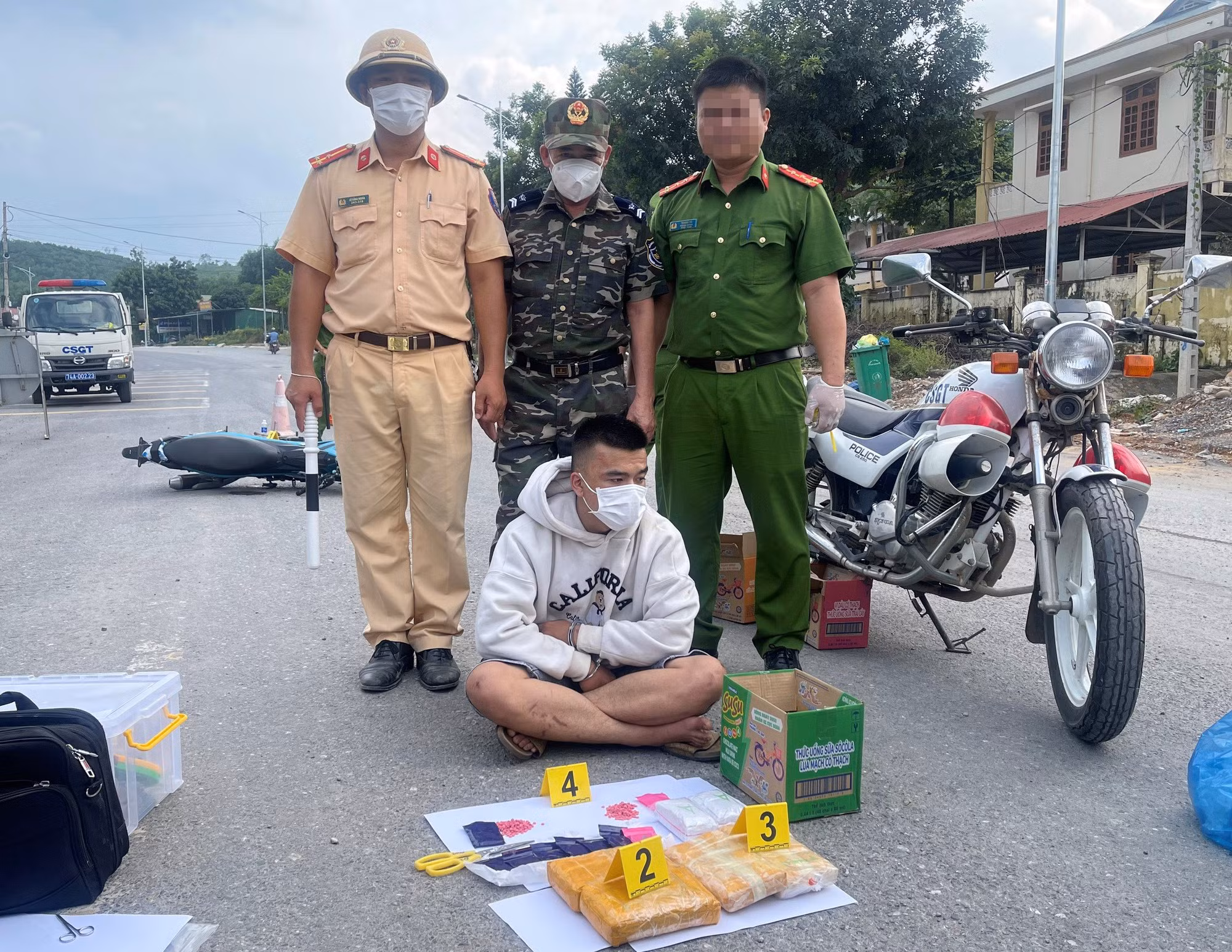 Bắt giữ đối tượng vận chuyển gần 30.000 viên ma túy bỏ chạy trên tuyến Quốc lộ 9 -0
