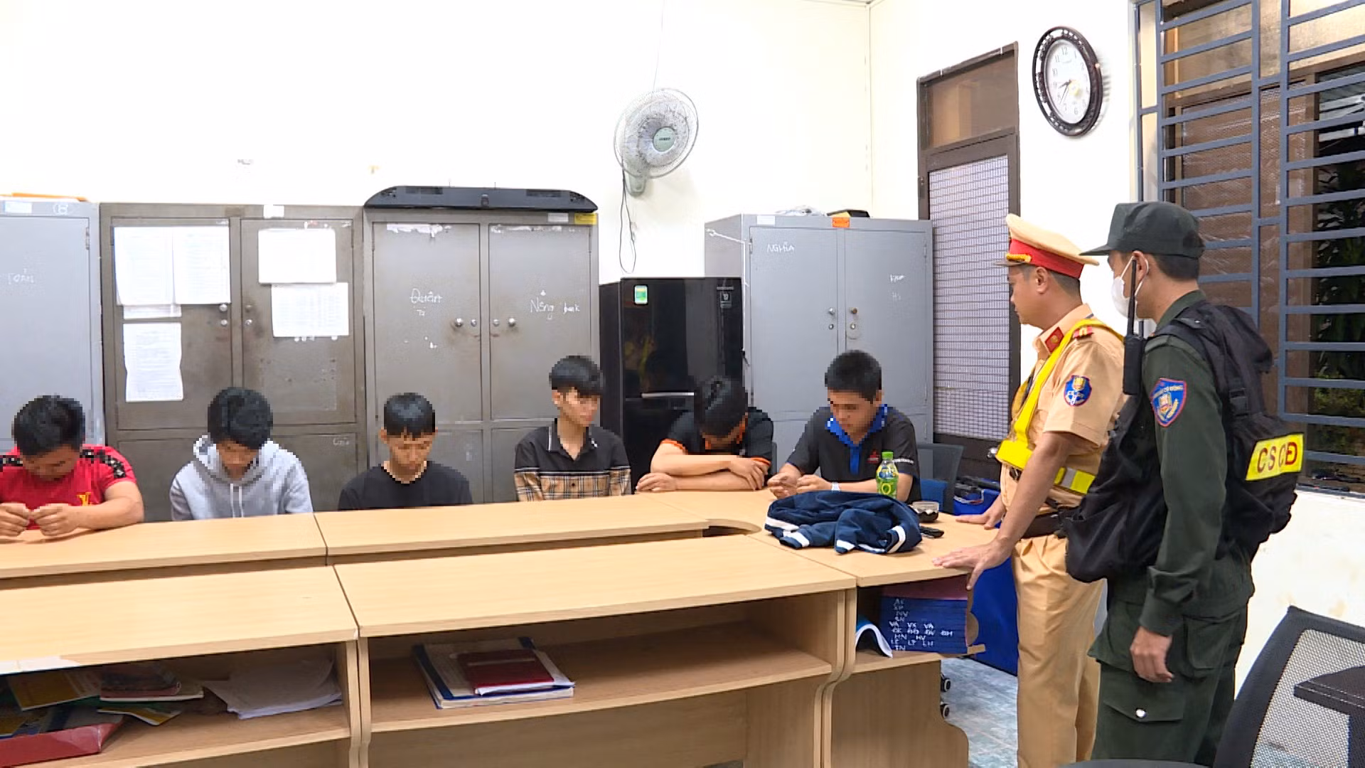 Triệu tập nhóm thanh thiếu niên tụ tập, nẹt pô gây mất trật tự công cộng -1