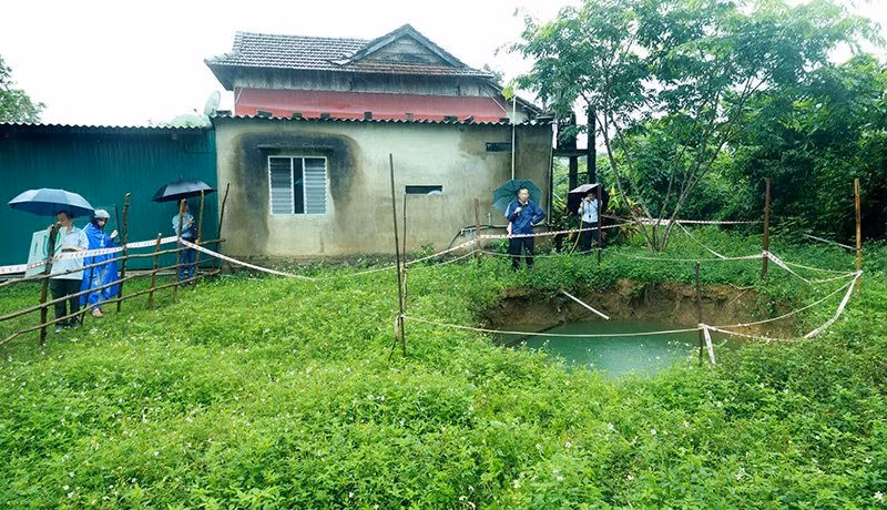 Xuất hiện “hố tử thần” sâu 12m trong vườn một hộ dân -0