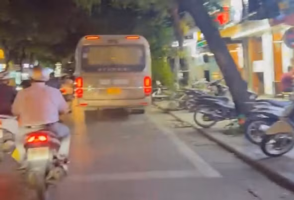 Từ tin báo facebook, xử phạt lái xe ô tô đi vào đường cấm trên phố Hàng Bông -0