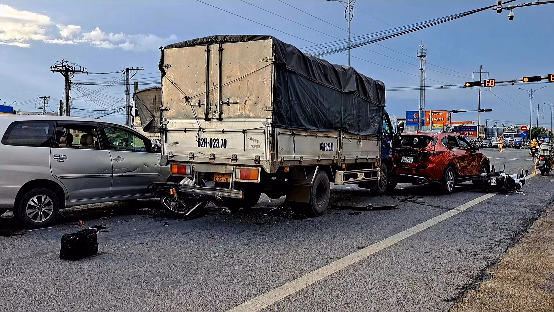 Xe tải tông hàng loạt xe máy, xe du lịch đang chờ đèn đỏ khiến 1 người nhập viện -1