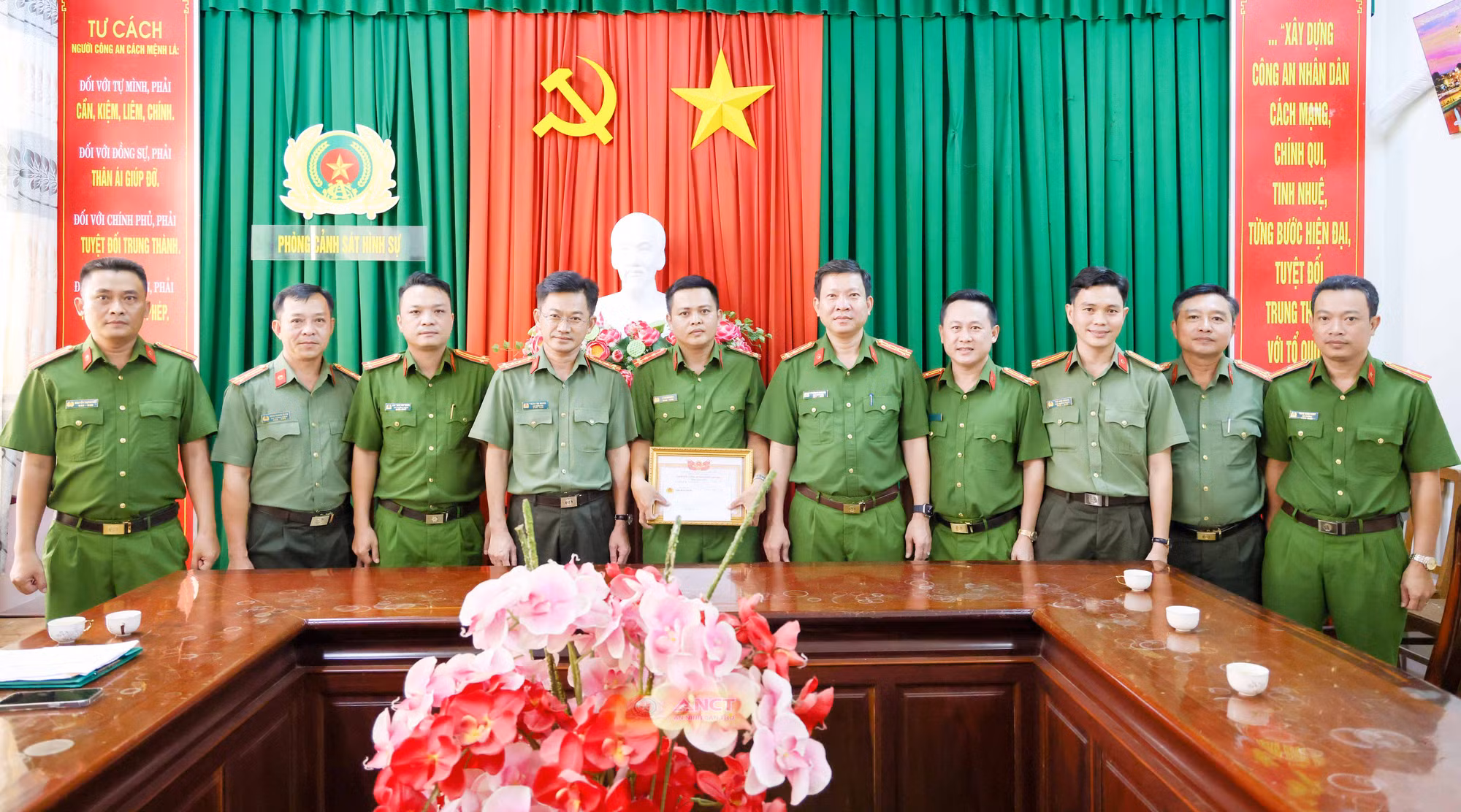 Khen thưởng Đại úy Cảnh sát hình sự bị thương khi trấn áp tội phạm -0