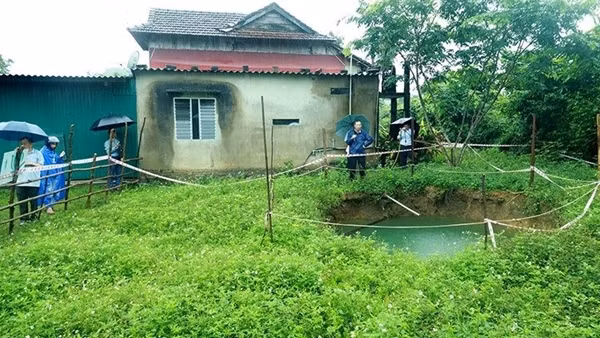 Xuất hiện “hố tử thần” sâu 12m trong vườn một hộ dân