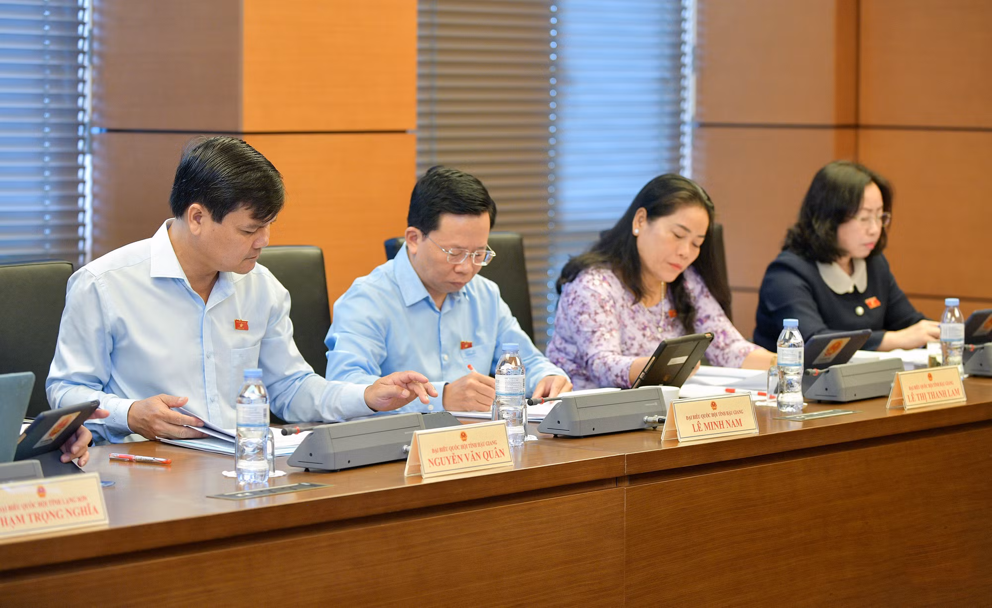 nghên cứu.jpg -0