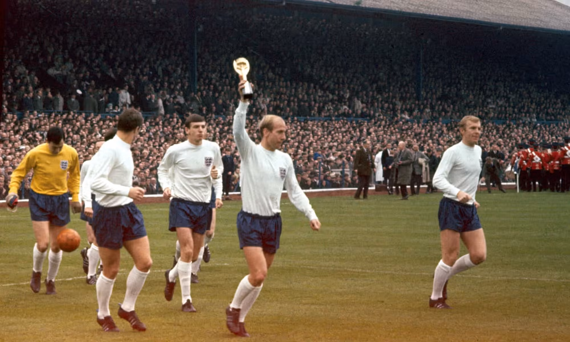 Huyền thoại bóng đá Anh Sir Bobby Charlton qua đời -0