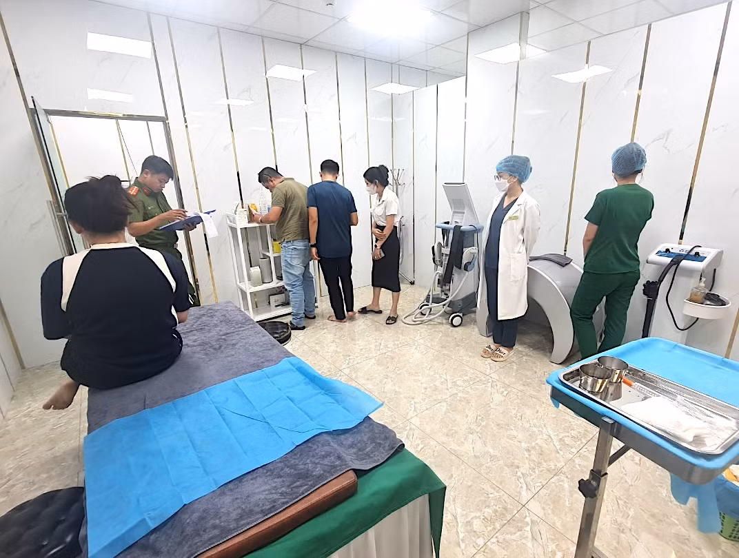 Cơ sở thẩm mỹ “chui” lấy máu hàng loạt khách hàng để vứt sọt rác -0