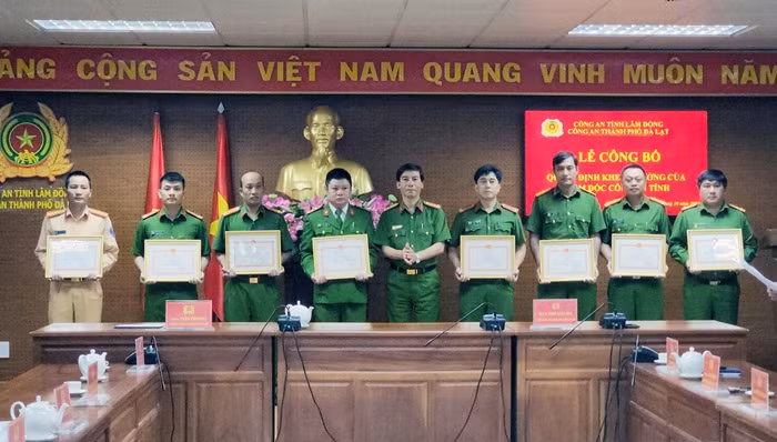 Khen thưởng 12 tập thể, cá nhân trong vụ giải cứu cháu bé bị bắt cóc -0