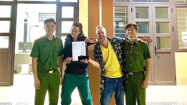 Công an xã tìm lại tài sản cho du khách nước ngoài đánh rơi