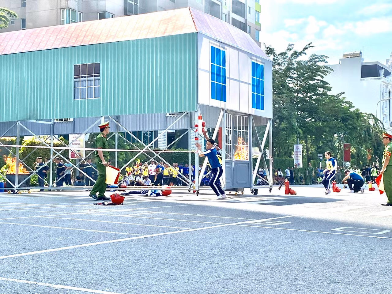 Xem các “Tổ liên gia an toàn PCCC” tranh tài không khác gì lực lượng chuyên nghiệp -2