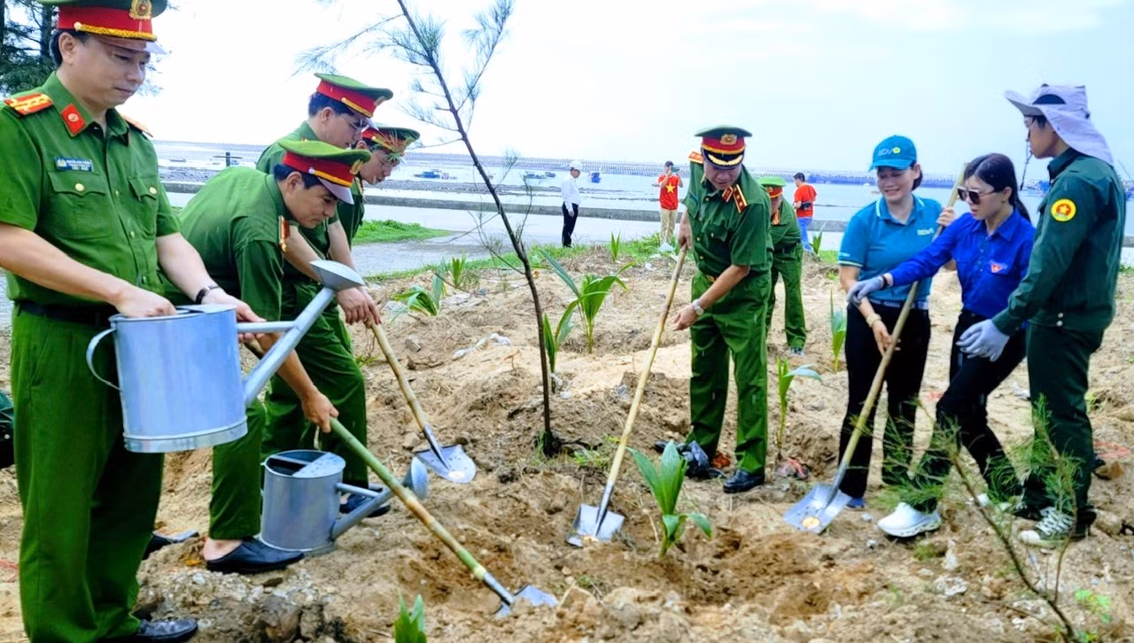 Chung tay bảo vệ môi trường biển đảo và chia sẻ khó khăn với quân, dân huyện đảo Bạch Long Vĩ -0