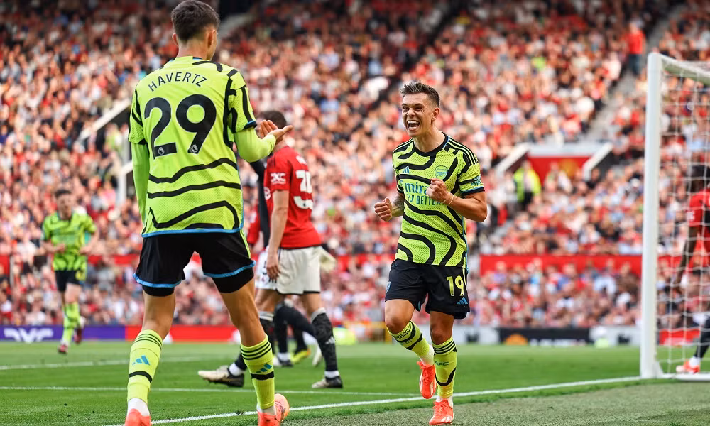 Thắng tối thiểu MU, Arsenal tái chiếm ngôi đầu -0