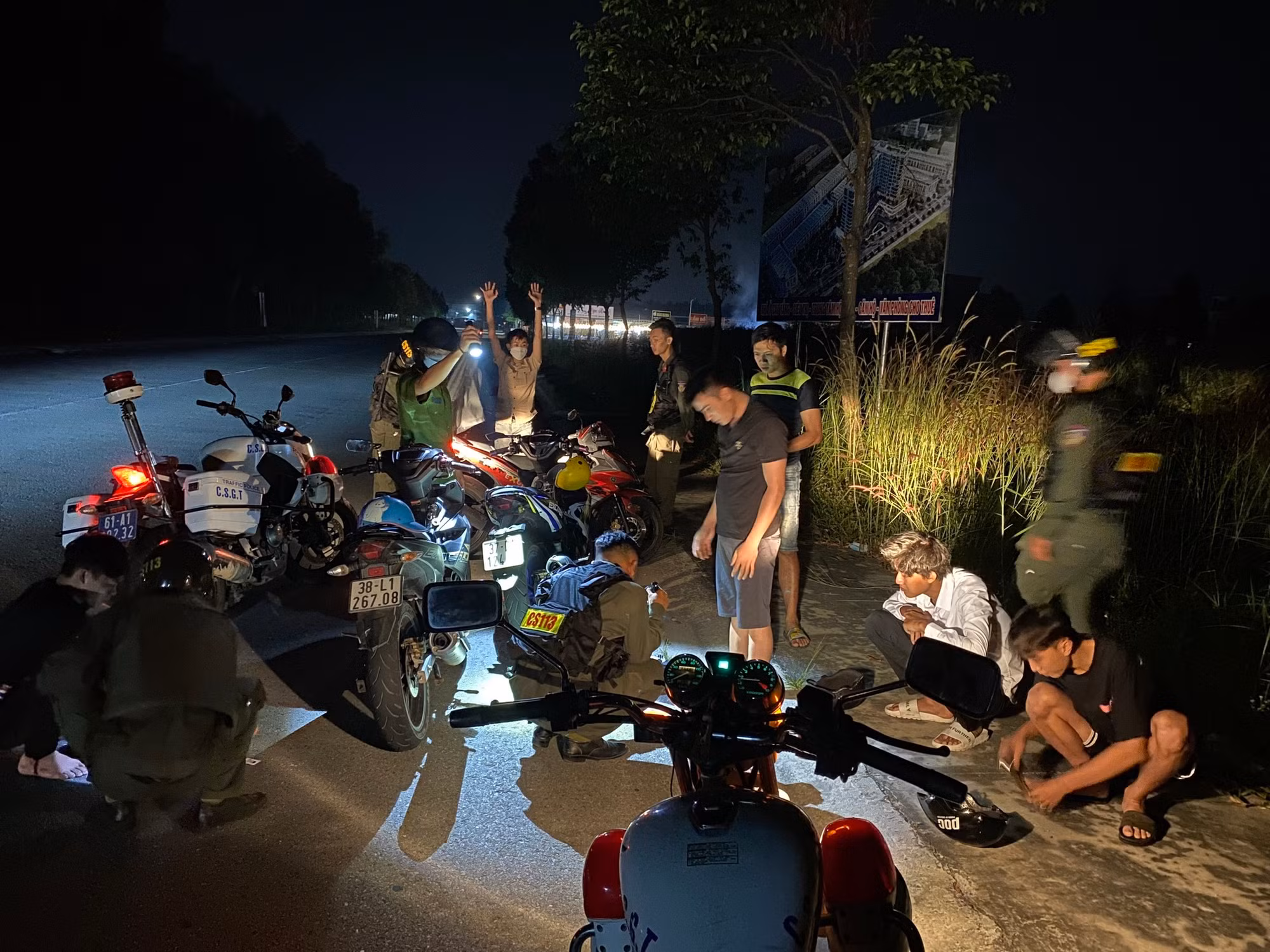 Tổ 171 phát hiện hàng trăm vụ vi phạm pháp luật trên đường phố -0